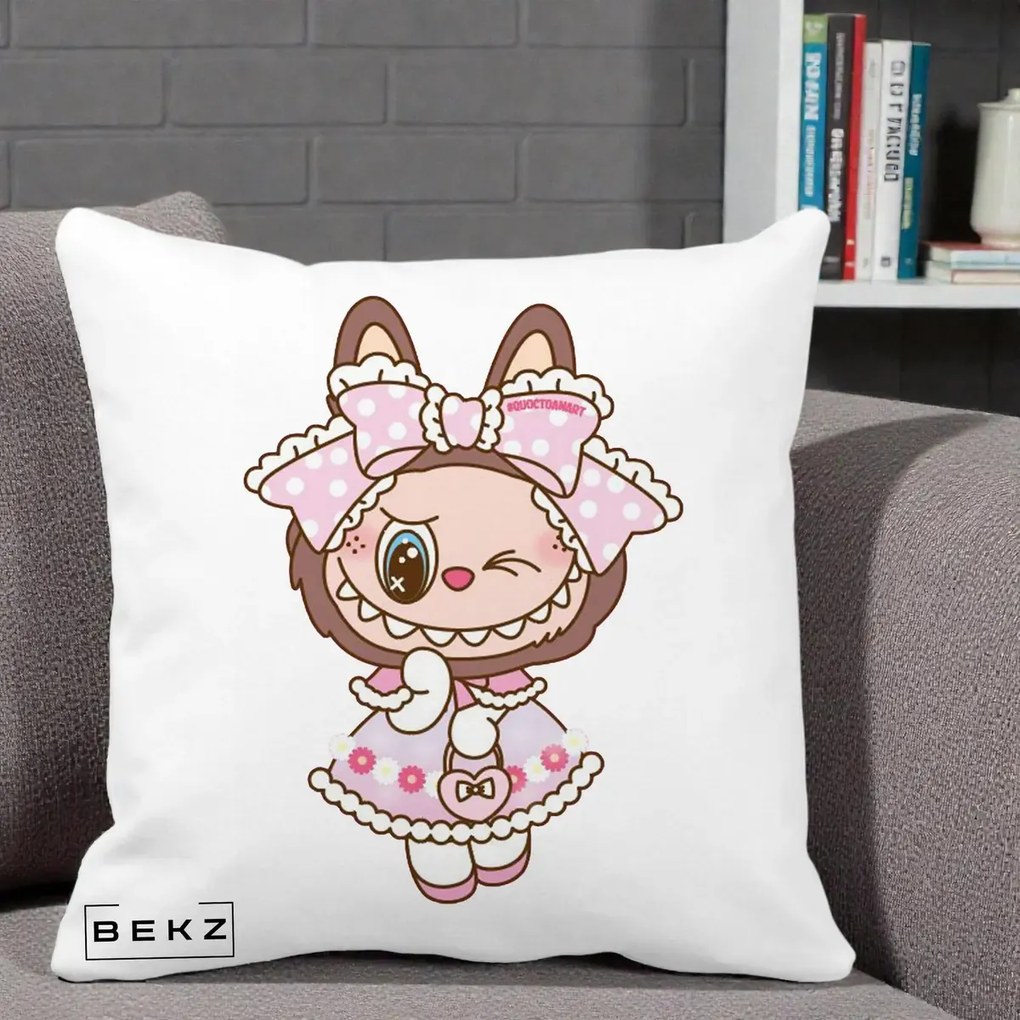 Perna Personalizata Labubu Lolita Roz cu Dantela, 40x40 cm, Alba Mata, Husa Detasabila, Perna Inclusa, BEKZ®