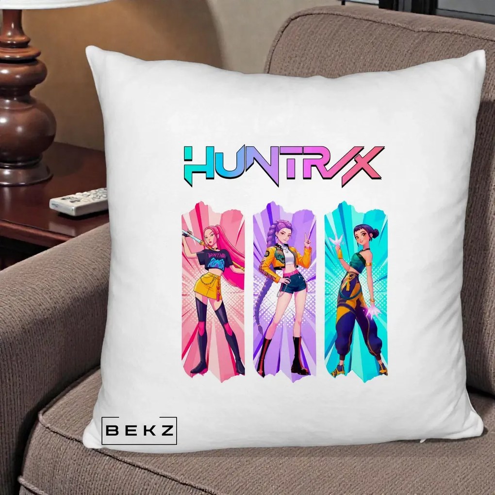 Perna Personalizata K-pop HUNTRX Trio cu Pisica in Benzi, 40x40 cm, Alb Pufos, Husa Detasabila, Perna Inclusa, BEKZ®