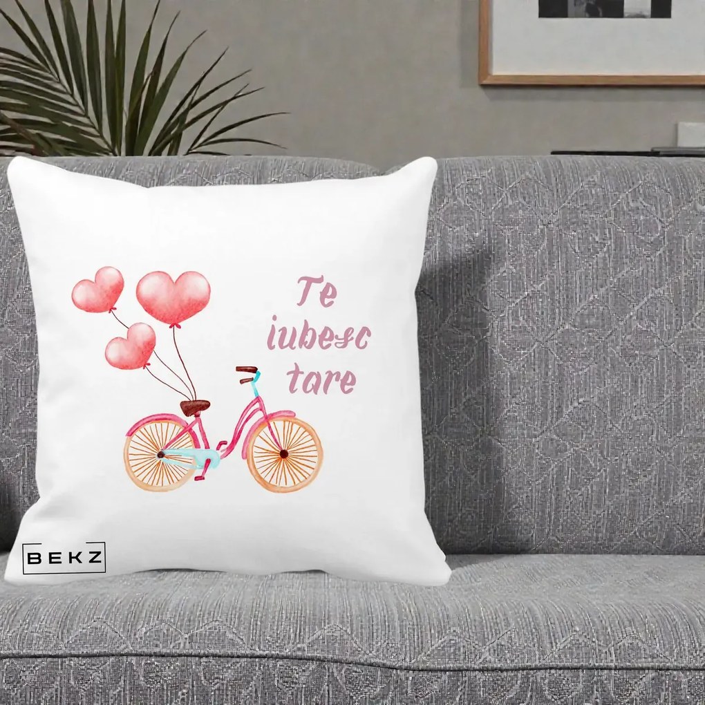 Perna Decorativa Te Iubesc Tare cu Bicicleta Roz si Baloane Inima, 40x40 cm, Alba Mata, Husa Detasabila, Perna Inclusa, BEKZ®