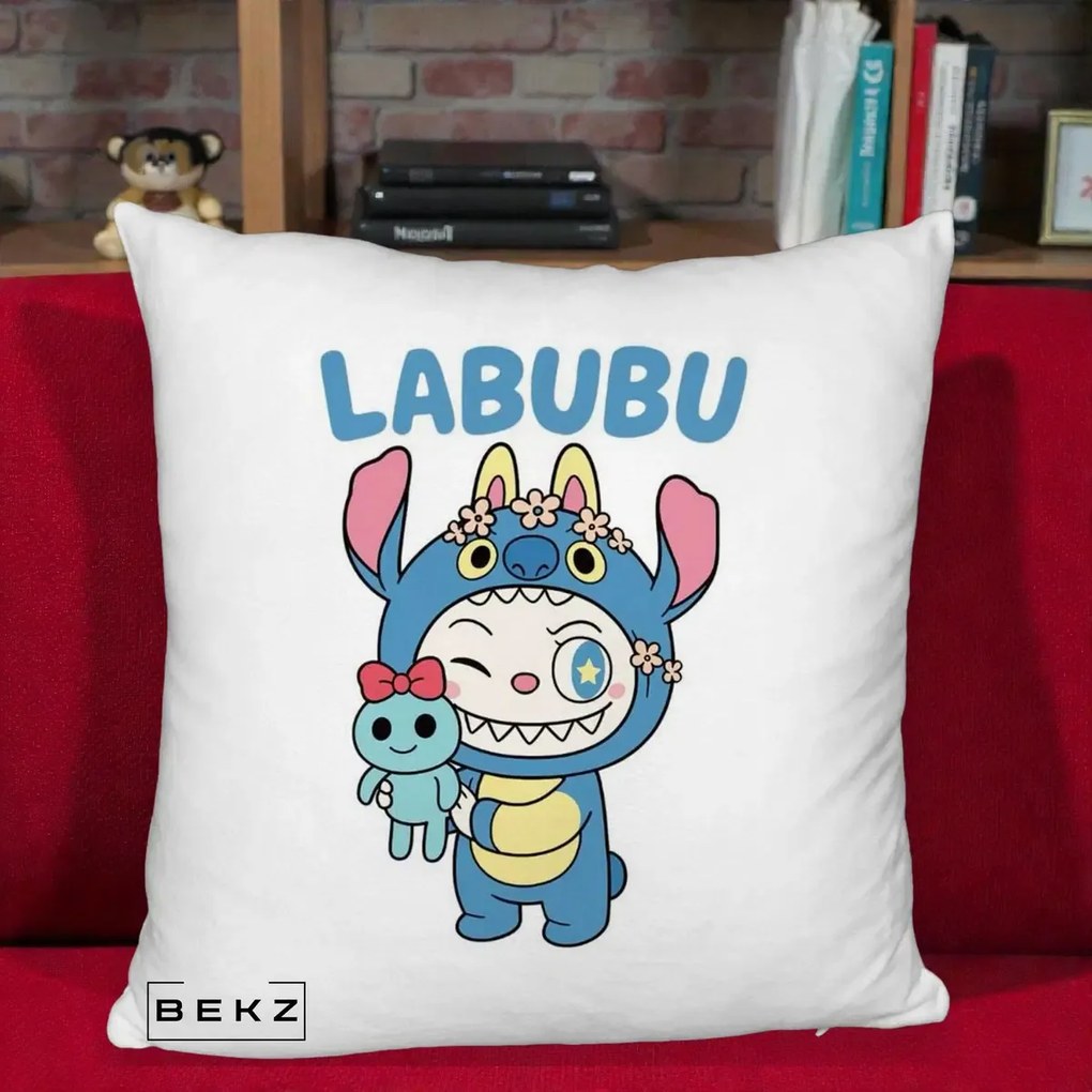Perna Personalizata Labubu x Stitch cu Flori, 40x40 cm, Alb Pufos, Husa Detasabila, Perna Inclusa, BEKZ®