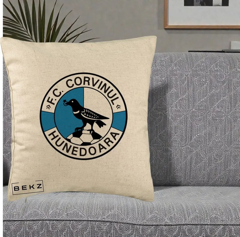 Perna Personalizata FC Corvinul Hunedoara Fotbal, 40x40 cm, Bej, Husa Detasabila, Perna Inclusa, BEKZ®