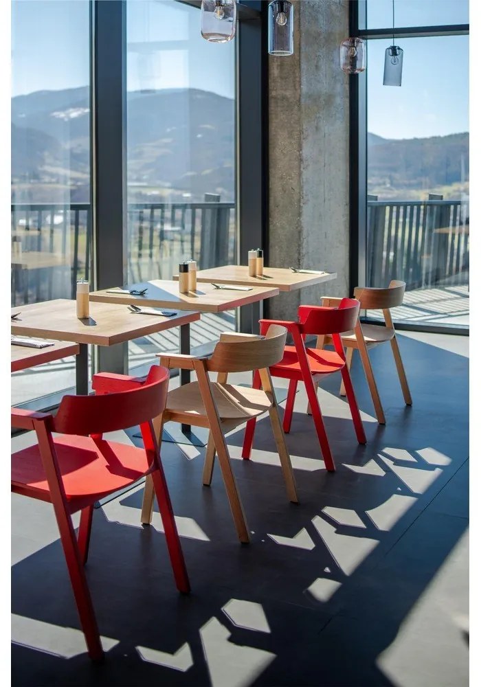 Scaun de dining roșu cu cotiere din lemn de stejar Flip – Gazzda