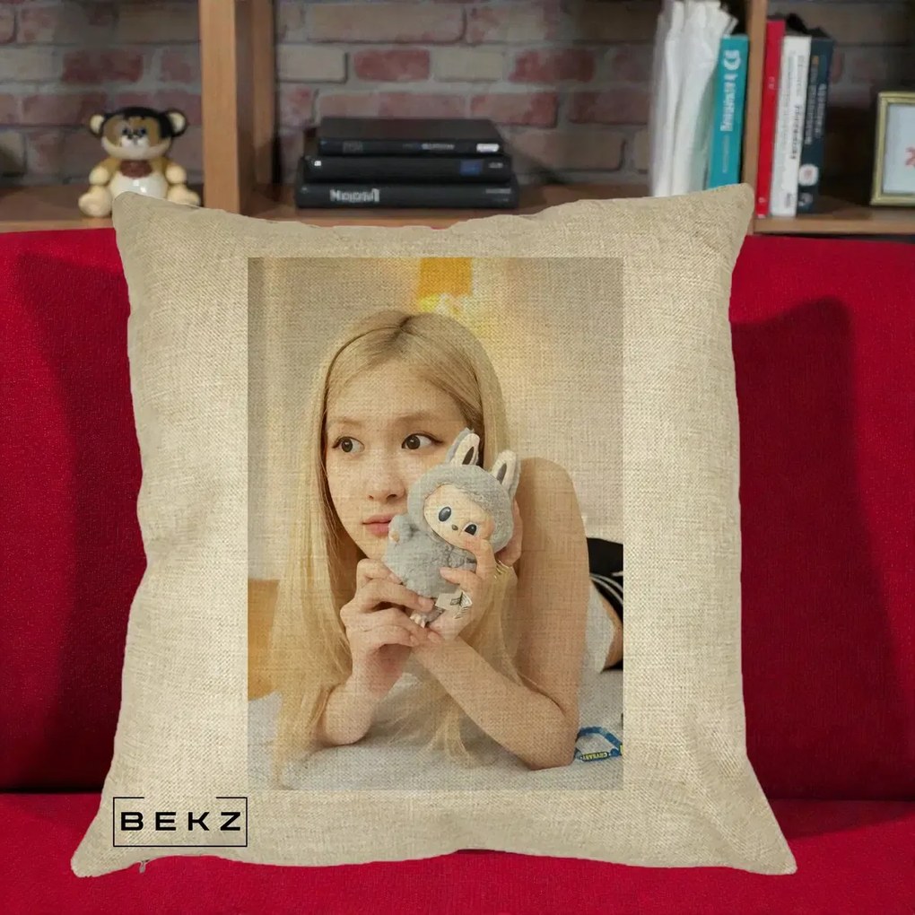 Perna Personalizata K-pop BLACKPINK Rose cu Papusa Iepure, 40x40 cm, Crem, Husa Detasabila, Perna Inclusa, BEKZ®