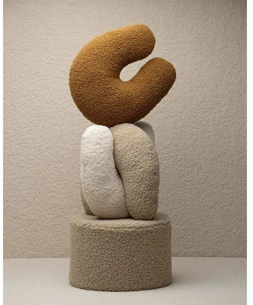 Pernă decorativă pentru copii maro cu tapițerie din țesătură bouclé U – Wigiwama