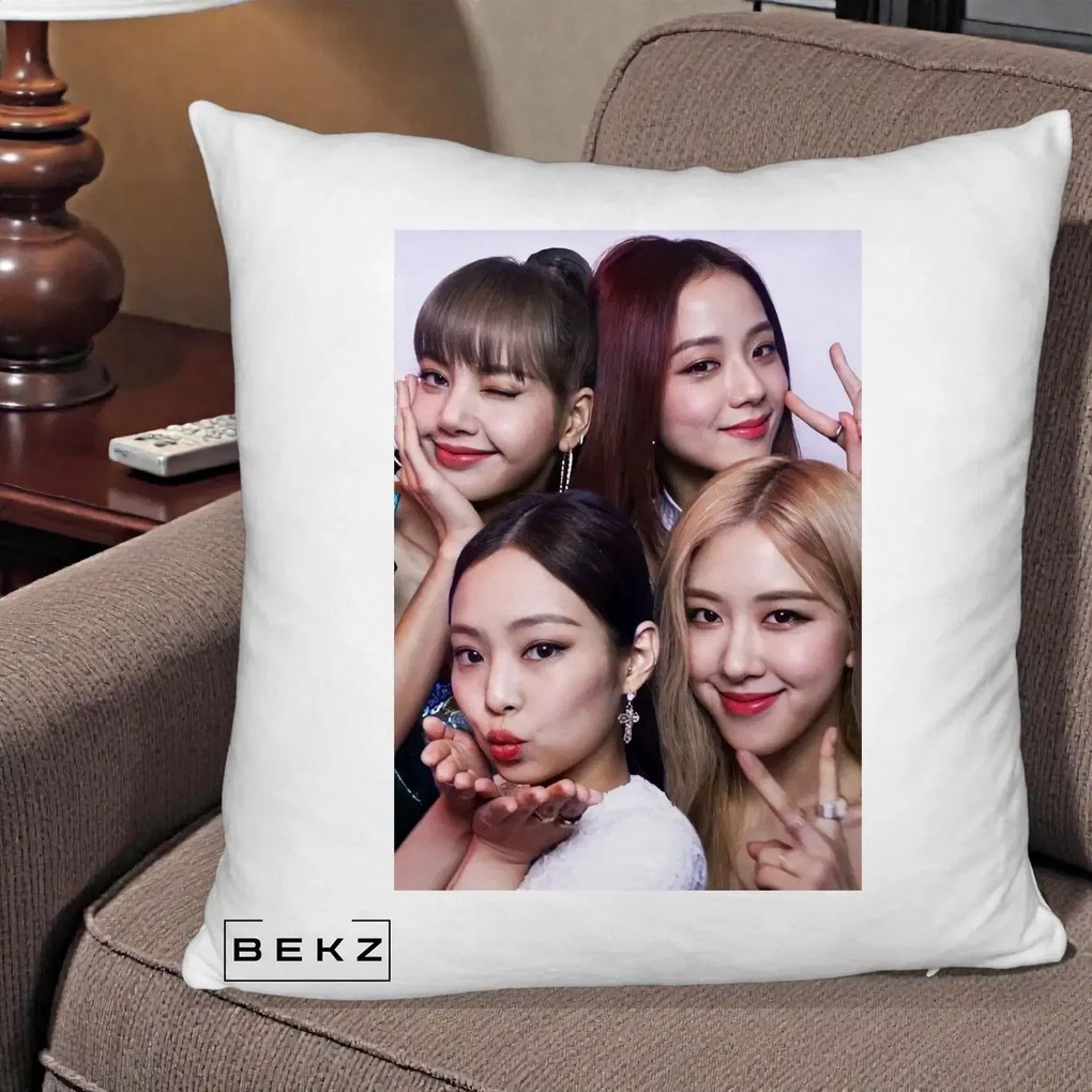 Perna Personalizata K-pop BLACKPINK Foto Grup Selfie 4 Membre, 40x40 cm, Alb Pufos, Husa Detasabila, Perna Inclusa, BEKZ®