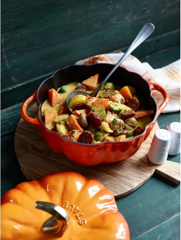 Oala din fonta in forma de dovleac Staub Pumpkin P687129, 24 cm, 3,45 l, Toate plitele inclusiv inductie si cuptor pana la 240°C, Acoperire emailata, Portocaliu