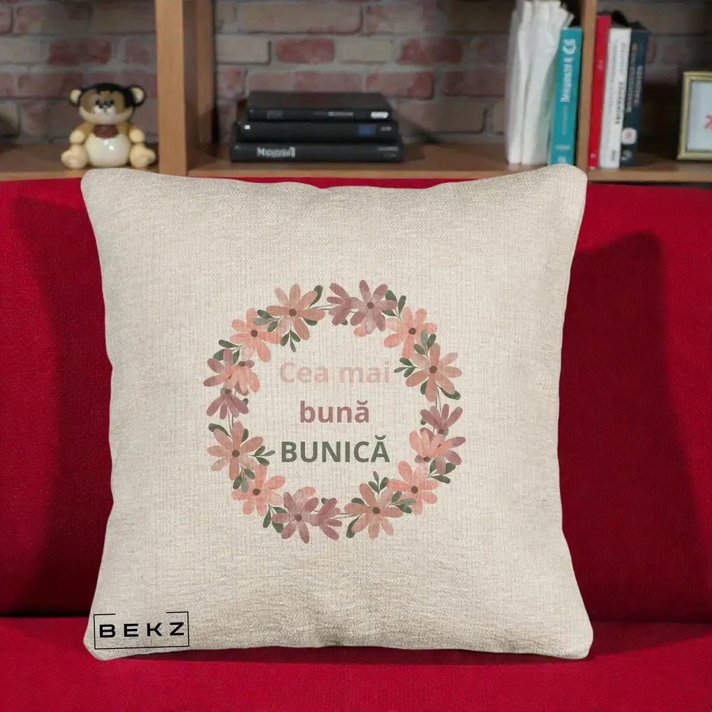 Cadou pentru Bunica - Perna Personalizata Cea Mai Buna Bunica Coronita Flori Roz, 40x40 cm, Bej Canapea, Husa Detasabila, Perna Inclusa, BEKZ®