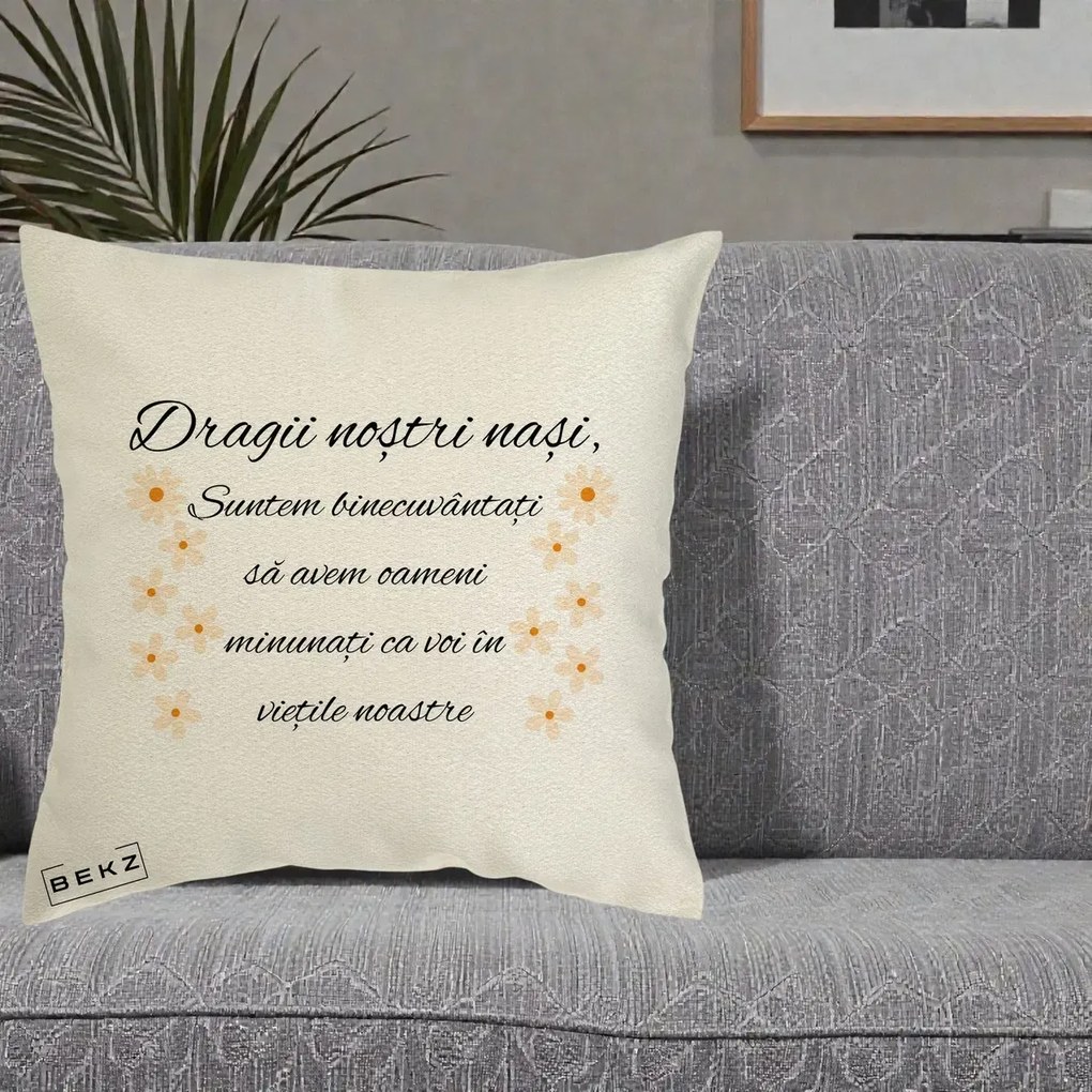Cadou pentru Nasi - Perna Personalizata Dragii Nostri Nasi Suntem Binecuvantati cu Floricele, 40x40 cm, Ecru, Husa Detasabila, Perna Inclusa, BEKZ®