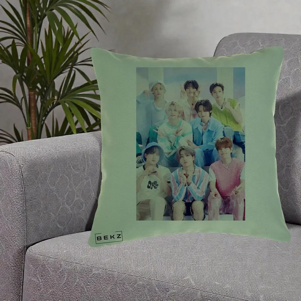 Perna Personalizata K-Pop Grup Foto Pasteluri cu 8 Artisti, 40x40 cm, Verde, Husa Detasabila, Perna Inclusa, BEKZ®