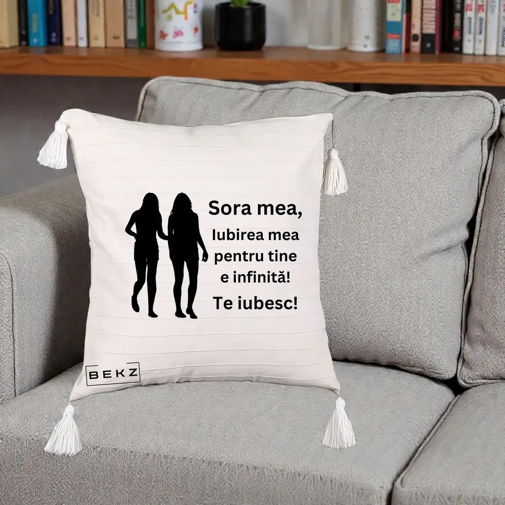 Cadou pentru Sora - Perna Personalizata Sora Mea Te Iubesc Siluete Negre Tinand Maini, 40x40 cm, Bej cu Franjuri, Husa Detasabila, Perna Inclusa, BEKZ®