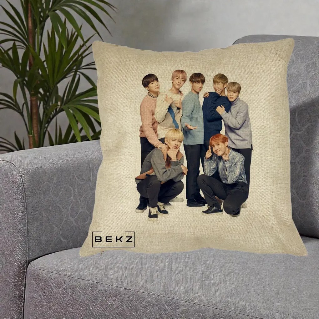Perna Personalizata K-pop BTS Foto Grup In Picioare Tricoturi, 40x40 cm, Crem, Husa Detasabila, Perna Inclusa, BEKZ®