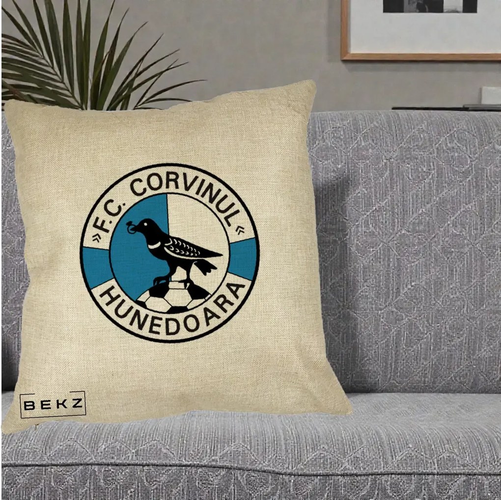 Perna Personalizata FC Corvinul Hunedoara Fotbal, 40x40 cm, Crem, Husa Detasabila, Perna Inclusa, BEKZ®