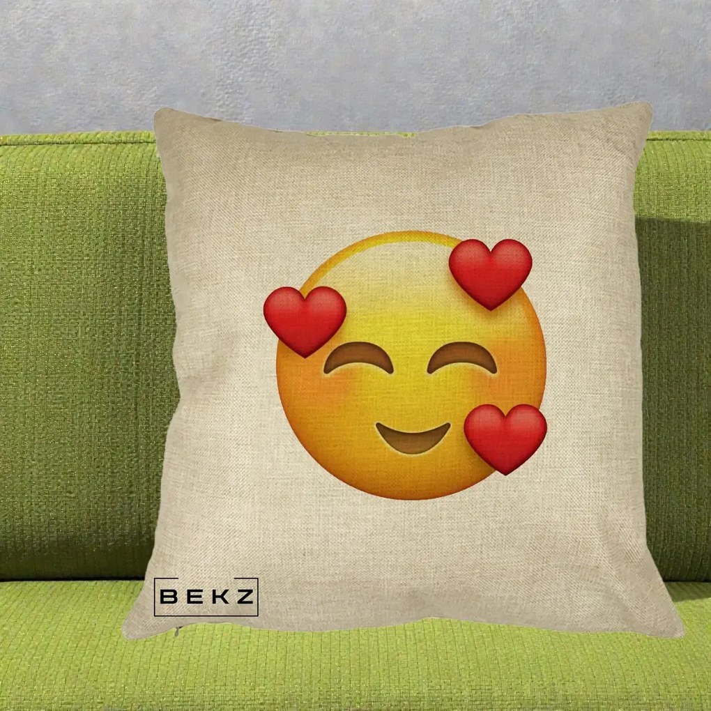 Perna Decorativa Emoji cu 3 Inimi, 40x40 cm, Crem, Husa Detasabila, Perna Inclusa, BEKZ®