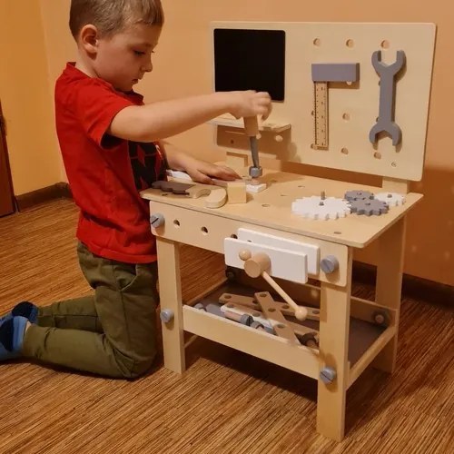 Banc de lucru din lemn cu unelte pentru copii
