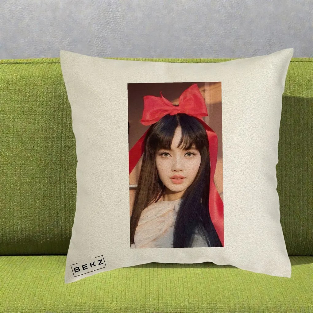 Perna Personalizata K-pop BLACKPINK Rose cu Funda Rosie, 40x40 cm, Ecru, Husa Detasabila, Perna Inclusa, BEKZ®