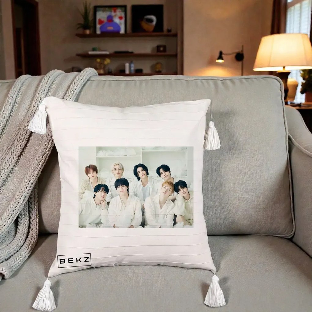 Perna Personalizata K-pop Stray Kids Foto Grup Alb All-White cu 8 Membrii, 40x40 cm, Bej cu Franjuri, Husa Detasabila, Perna Inclusa, BEKZ®