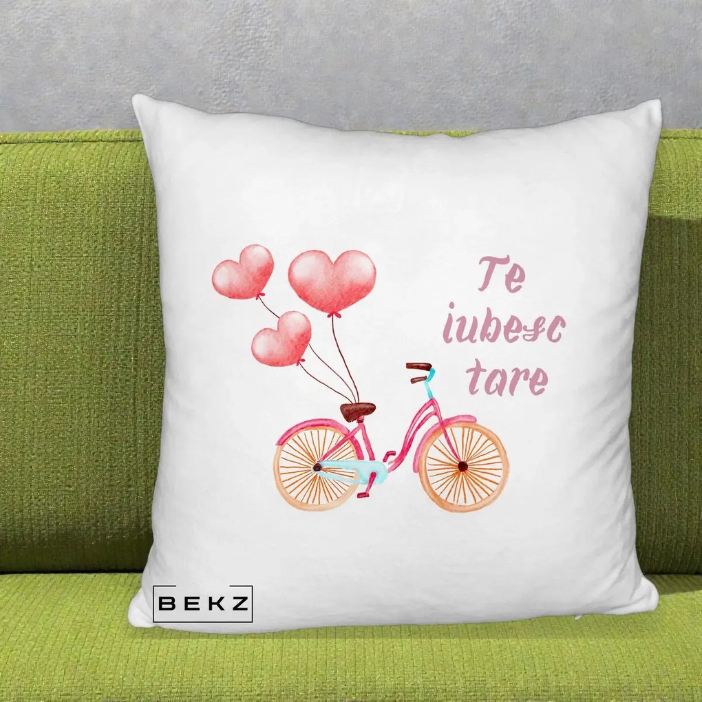 Perna Decorativa Te Iubesc Tare cu Bicicleta Roz si Baloane Inima, 40x40 cm, Alb Pufos, Husa Detasabila, Perna Inclusa, BEKZ®