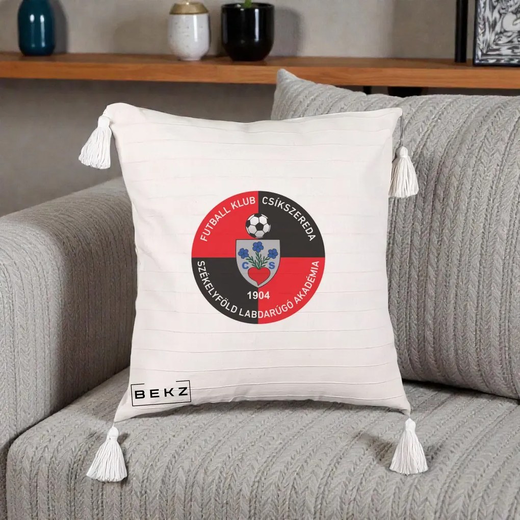Perna Personalizata FK Csikszereda 1904 Fotbal, 40x40 cm, Bej cu Franjuri, Husa Detasabila, Perna Inclusa, BEKZ®