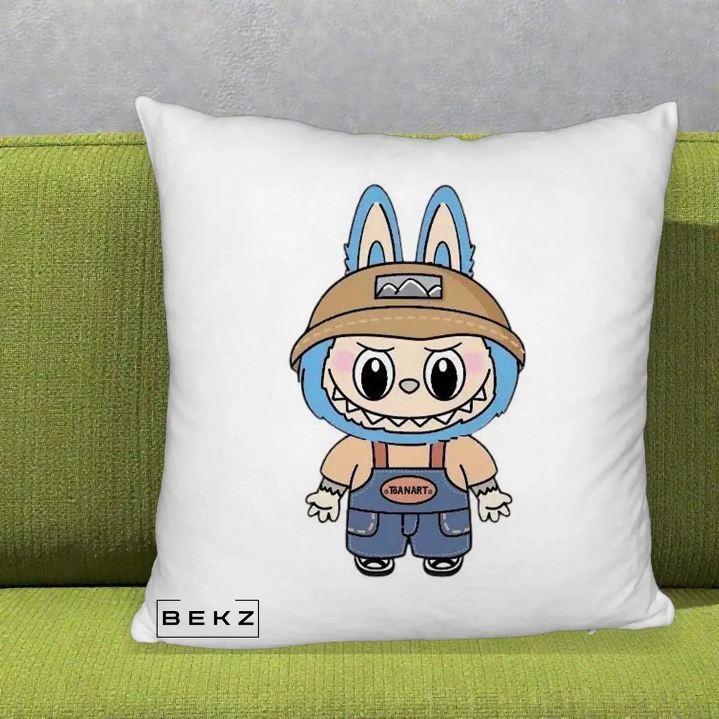 Perna Personalizata Labubu Toanart Blugi, 40x40 cm, Alb Pufos, Husa Detasabila, Perna Inclusa, BEKZ®