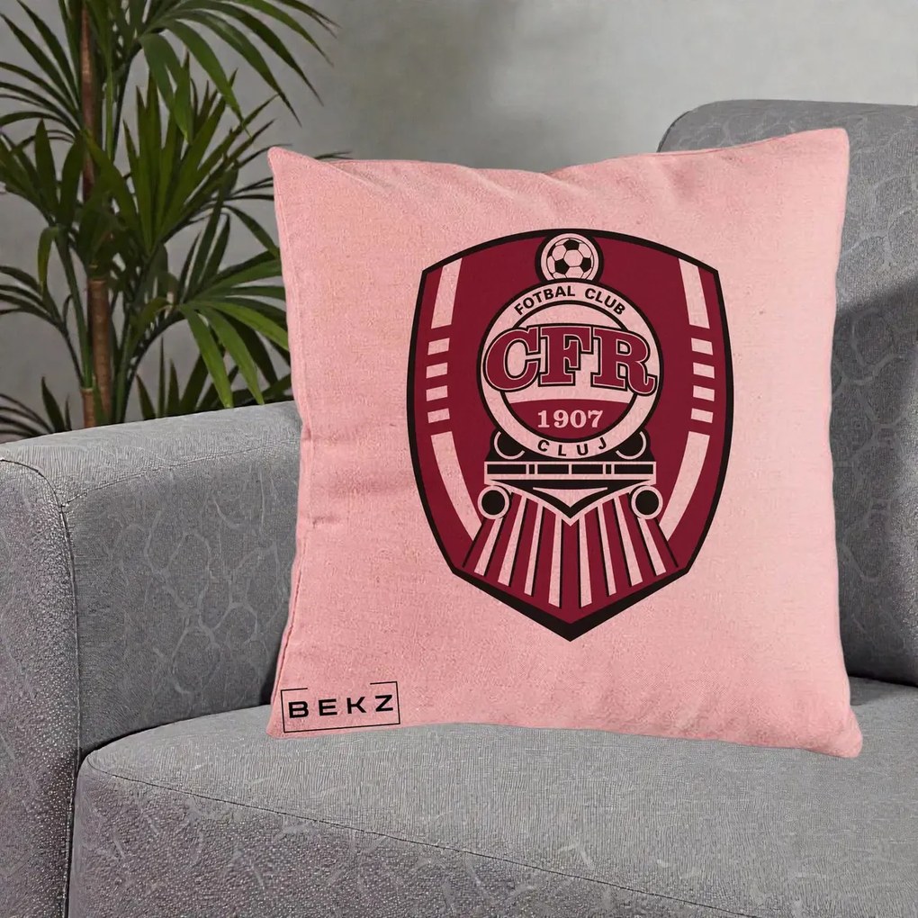Perna Personalizata CFR Cluj Fotbal Club 1907, 40x40 cm, Roz, Husa Detasabila, Perna Inclusa, BEKZ®
