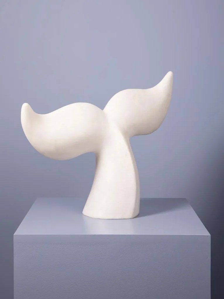 Lampă de masă din rășină și pulbere de piatră albă, formă de coadă de balenă, finisaj mat, 42×53×19 cm, „Fluke"