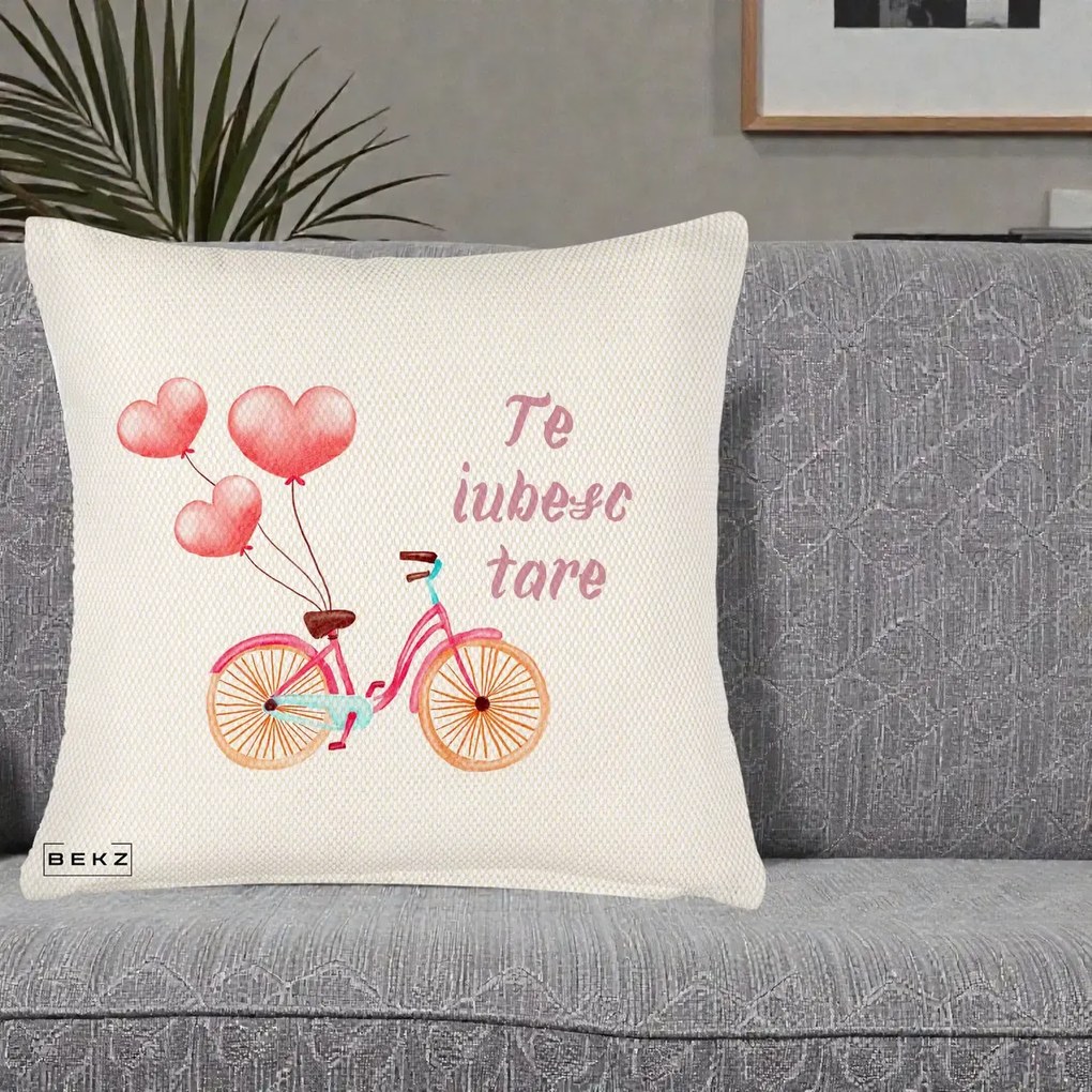 Perna Decorativa Te Iubesc Tare cu Bicicleta Roz si Baloane Inima, 40x40 cm, Crem Reliefat, Husa Detasabila, Perna Inclusa, BEKZ®
