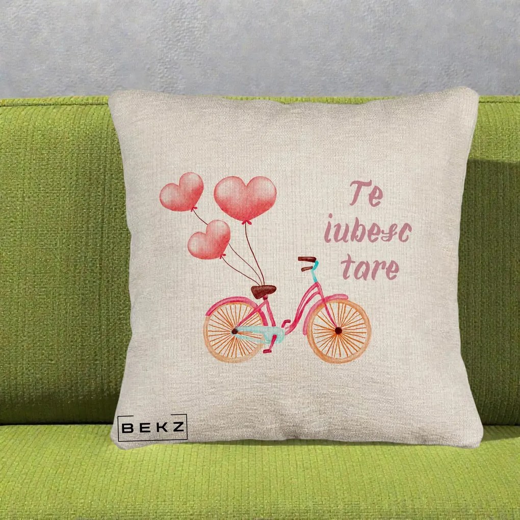 Perna Decorativa Te Iubesc Tare cu Bicicleta Roz si Baloane Inima, 40x40 cm, Bej Canapea, Husa Detasabila, Perna Inclusa, BEKZ®
