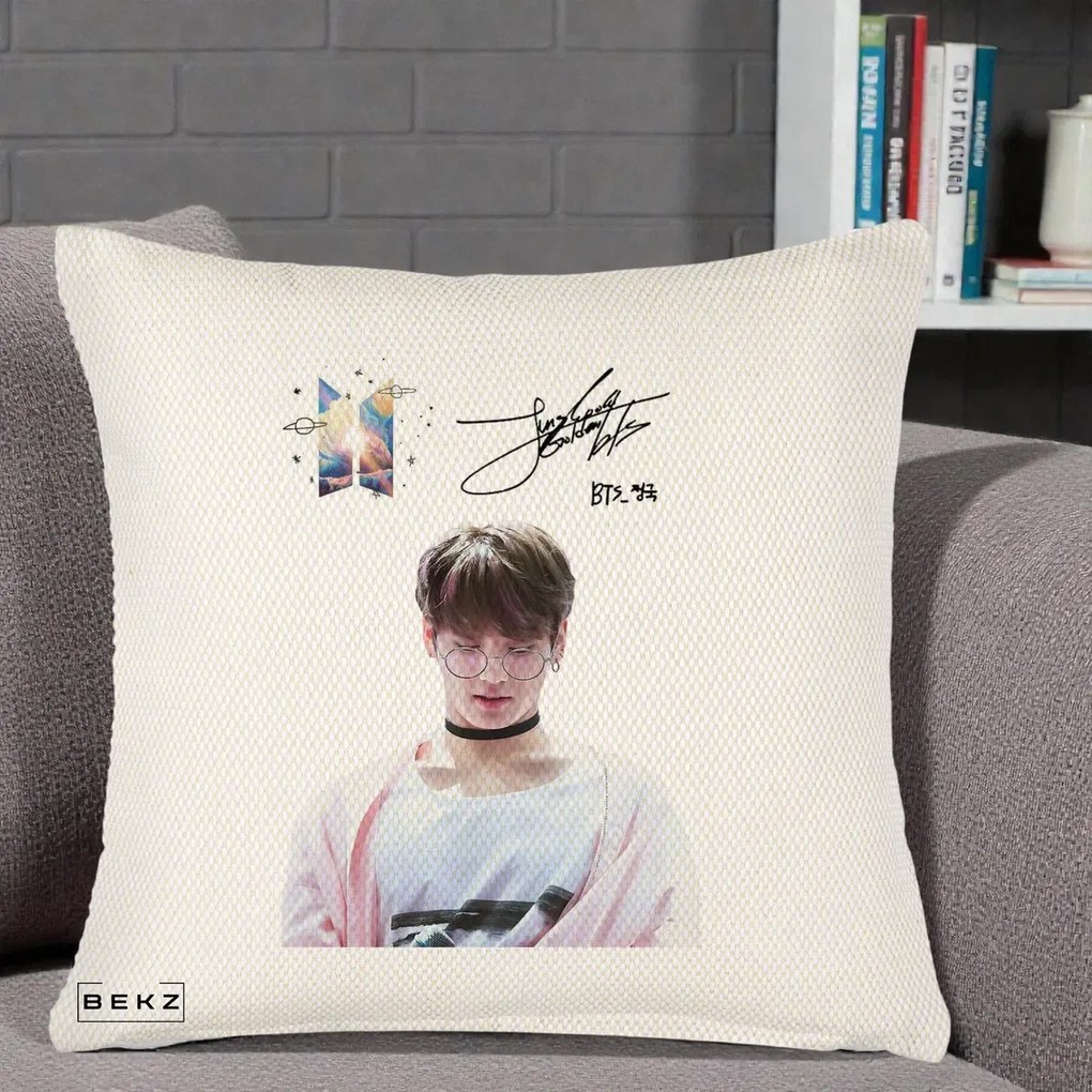 Perna Personalizata K-pop BTS Jungkook Portret cu Ochelari Autograf, 40x40 cm, Crem Reliefat, Husa Detasabila, Perna Inclusa, BEKZ®