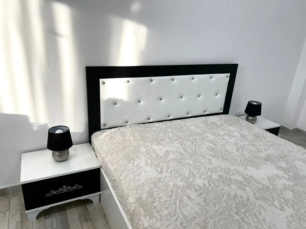 Set pat tapitat Milano, culoare alb / negru, cu 2 noptiere Viena si saltea superortopedica lux 160 x 200 cm