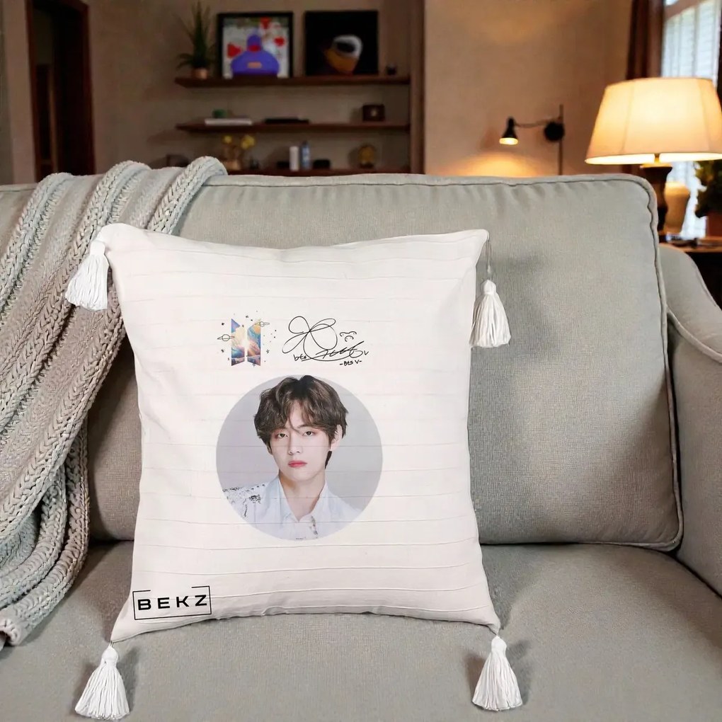 Perna Personalizata K-pop BTS V Taehyung Portret Cerc Autograf, 40x40 cm, Bej cu Franjuri, Husa Detasabila, Perna Inclusa, BEKZ®