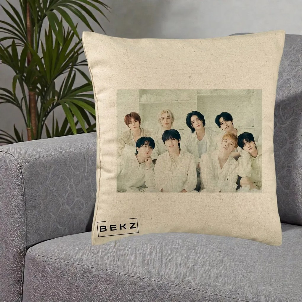 Perna Personalizata K-pop Stray Kids Foto Grup Alb All-White cu 8 Membrii, 40x40 cm, Bej, Husa Detasabila, Perna Inclusa, BEKZ®