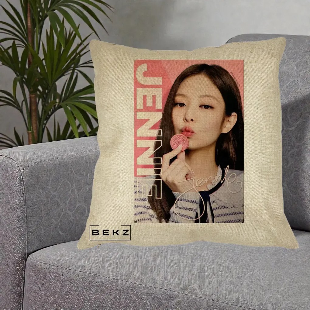 Perna Personalizata K-pop BLACKPINK Jennie cu Semnatura si Fond Roz, 40x40 cm, Crem, Husa Detasabila, Perna Inclusa, BEKZ®