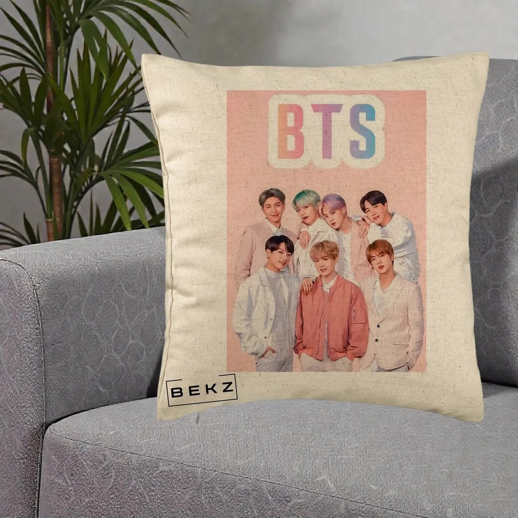 Perna Personalizata K-pop BTS Foto Grup cu BTS si Fond Roz Pastel, 40x40 cm, Bej, Husa Detasabila, Perna Inclusa, BEKZ®