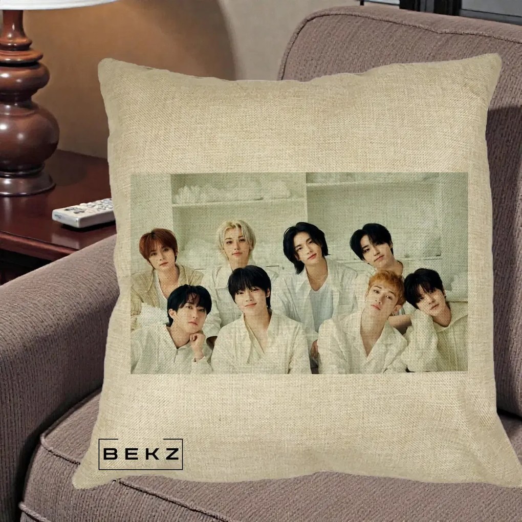 Perna Personalizata K-pop Stray Kids Foto Grup All-White Landscape, 40x40 cm, Crem, Husa Detasabila, Perna Inclusa, BEKZ®