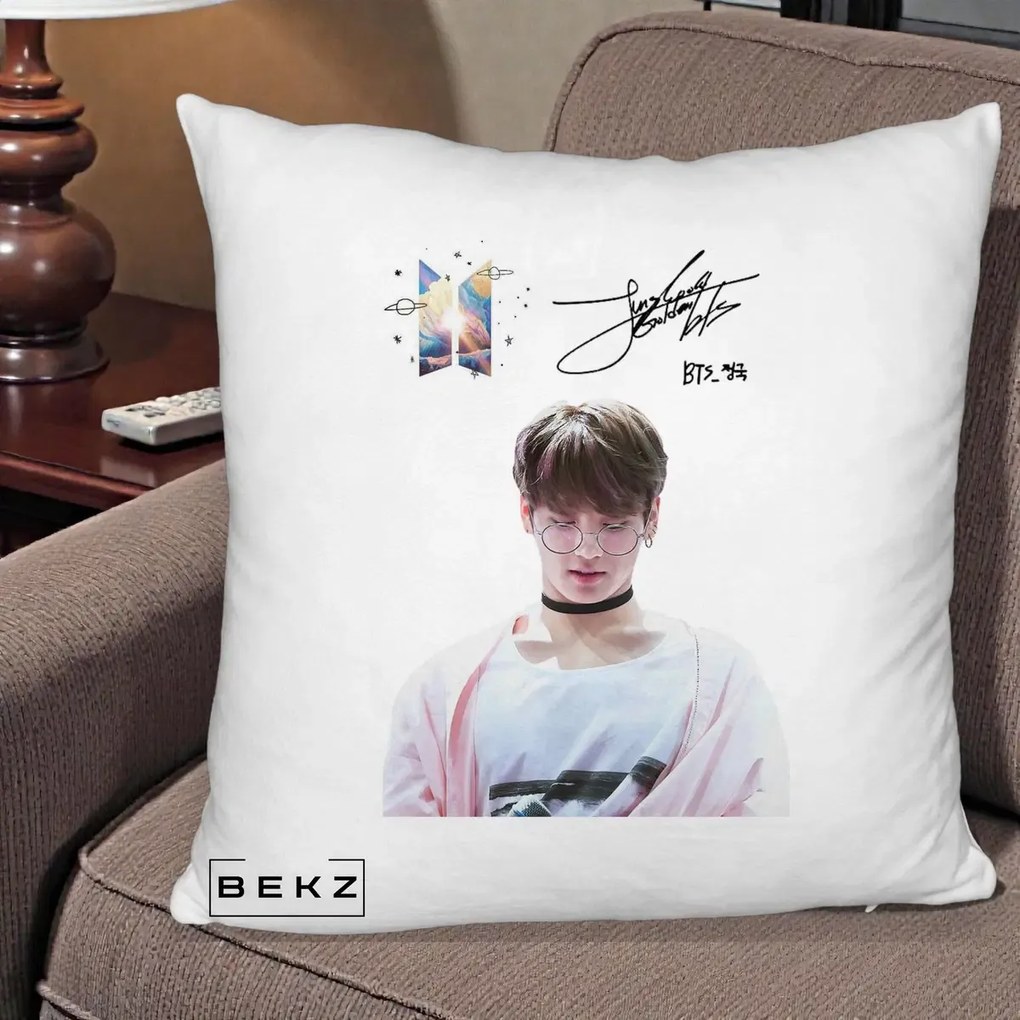 Perna Personalizata K-pop BTS Jungkook Portret cu Ochelari Autograf, 40x40 cm, Alb Pufos, Husa Detasabila, Perna Inclusa, BEKZ®