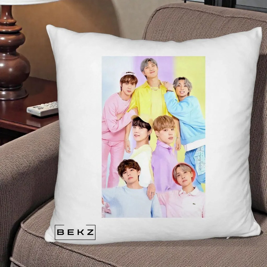 Perna Personalizata K-pop BTS Foto Grup Pastel Colorat cu 7 Membrii, 40x40 cm, Alb Pufos, Husa Detasabila, Perna Inclusa, BEKZ®
