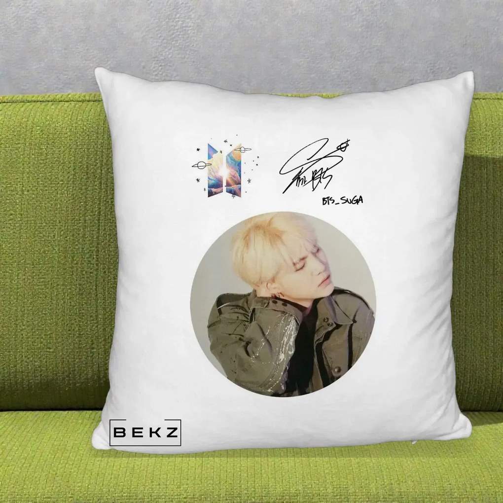 Perna Personalizata K-pop BTS Suga Portret cu Autograf, 40x40 cm, Alb Pufos, Husa Detasabila, Perna Inclusa, BEKZ®