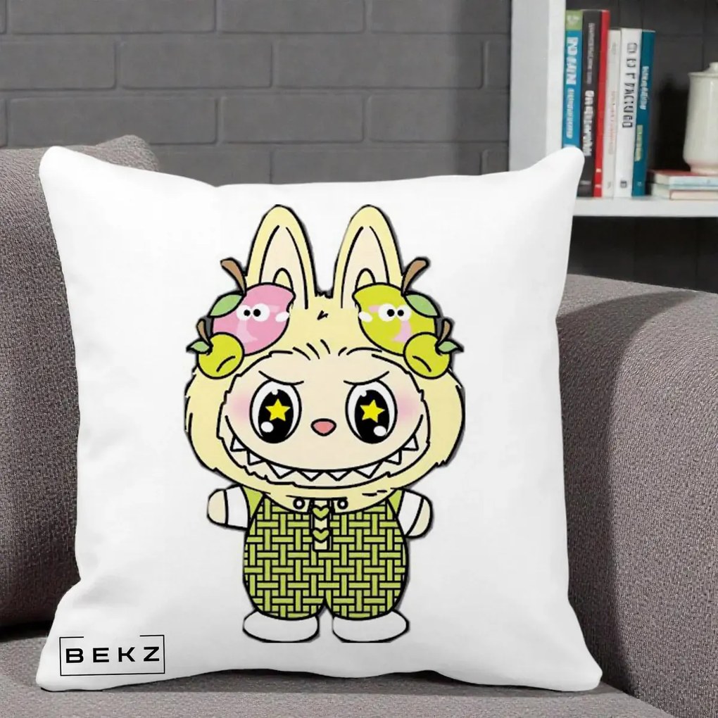 Perna Personalizata Labubu Galben cu Mere si Salopeta, 40x40 cm, Alba Mata, Husa Detasabila, Perna Inclusa, BEKZ®