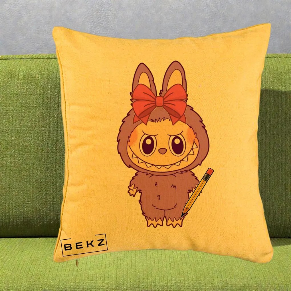 Perna Personalizata Labubu Mov cu Funda Rosie si Creion, 40x40 cm, Galben, Husa Detasabila, Perna Inclusa, BEKZ®
