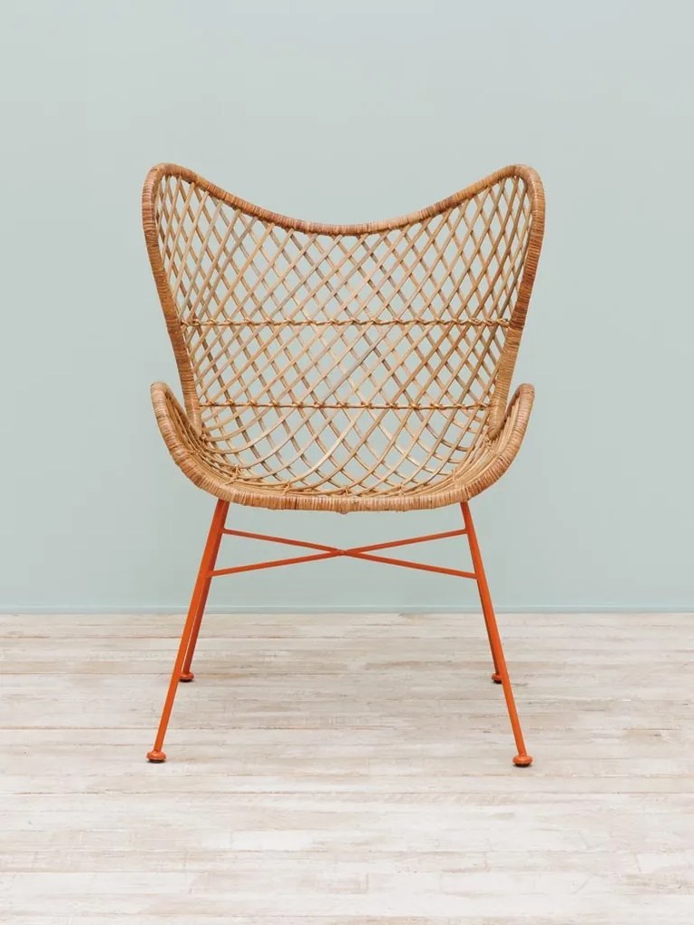 Scaun dining tip fotoliu împletit din ratan, bej, cu spătar în formă de fluture și picioare portocalii din metal, 89,5 x 67,5 x 66 cm, „Tangerine”