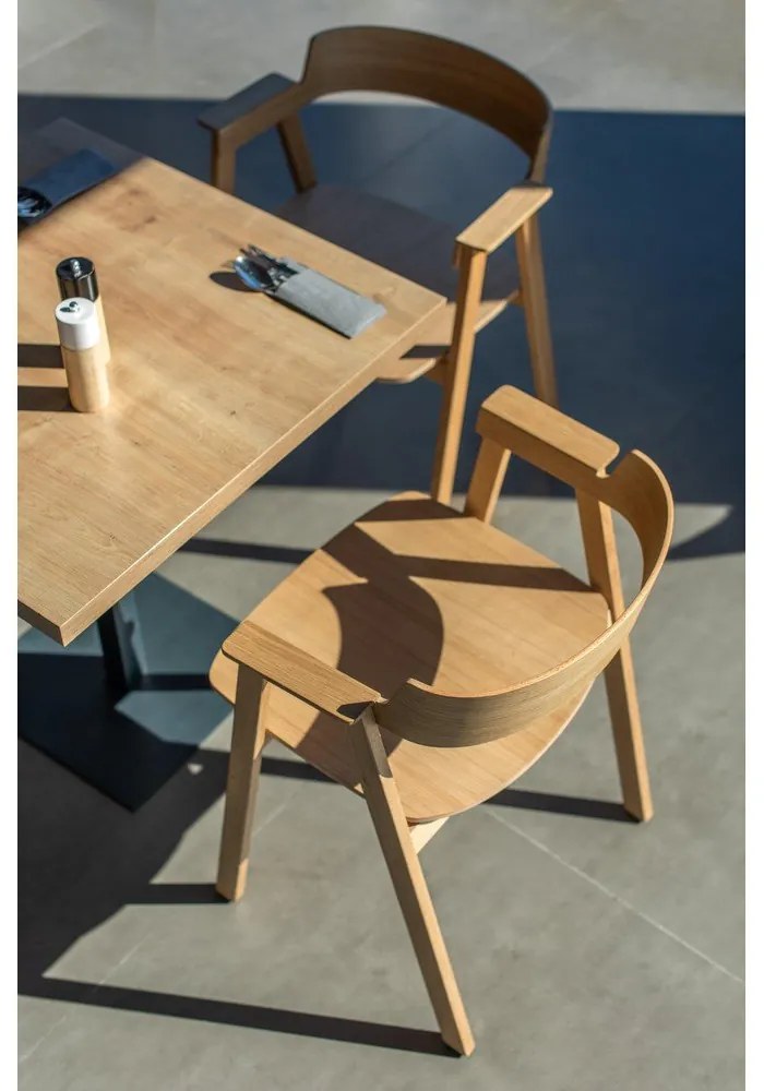 Scaun de dining în culoare naturală cu cotiere din lemn de stejar Flip – Gazzda