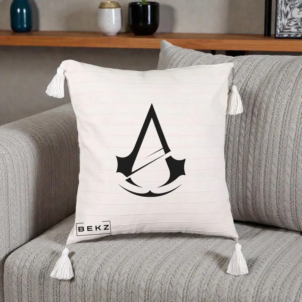 Perna Personalizata Assassin's Creed Minimalist, 40x40 cm, Bej cu Franjuri, Husa Detasabila, Perna Inclusa, BEKZ®