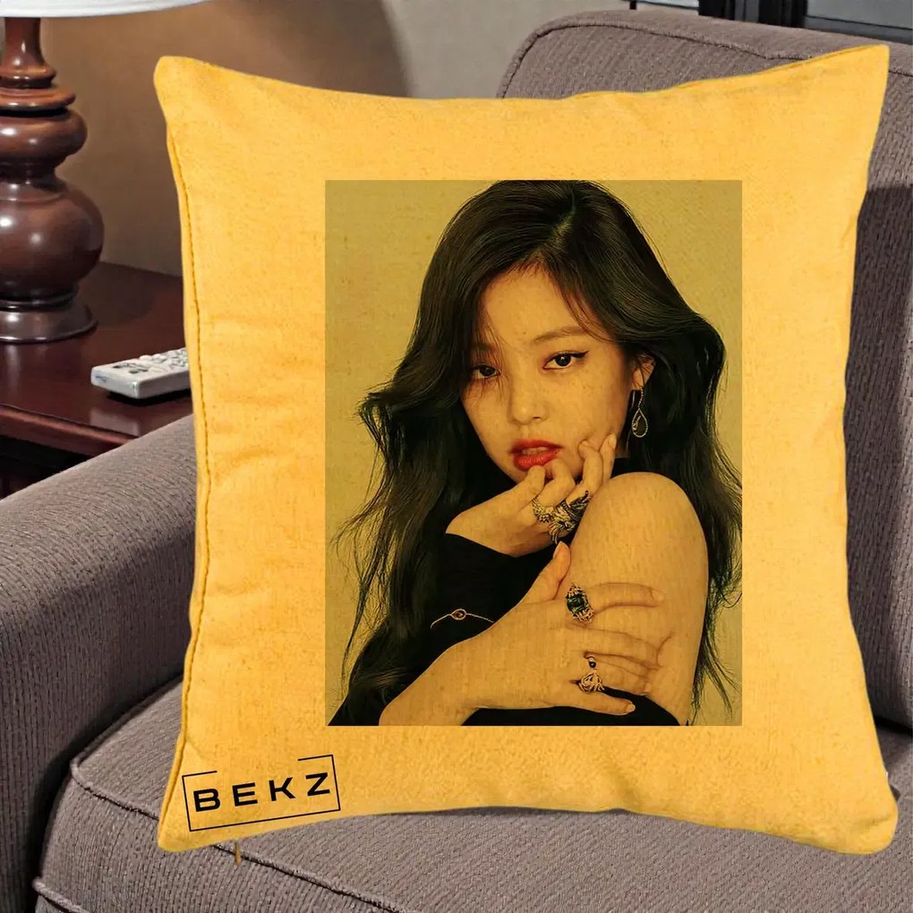 Perna Personalizata K-pop BLACKPINK Jennie Editorial Negru cu Inele, 40x40 cm, Galben, Husa Detasabila, Perna Inclusa, BEKZ®