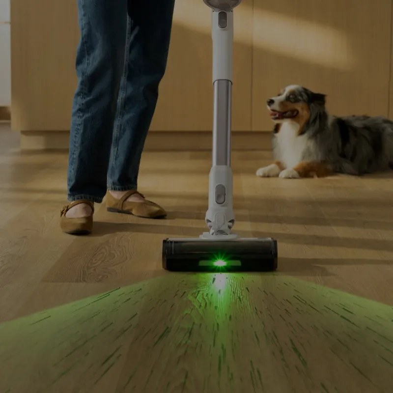 Aspirator vertical Levoit VortexIQ LSV-V221-VEU, 210 W, 0,85 l, 50 min, 3 trepte de putere, Lumina verde la peria NeoSight™, Filtru HEPA cu 5 trepte, Cap rotativ la 180°, Alb/Argintiu