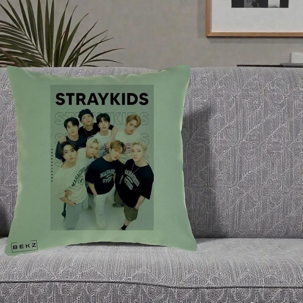 Perna Personalizata K-pop Stray Kids STRAYKIDS Alb-Negru cu Foto Grup, 40x40 cm, Verde, Husa Detasabila, Perna Inclusa, BEKZ®