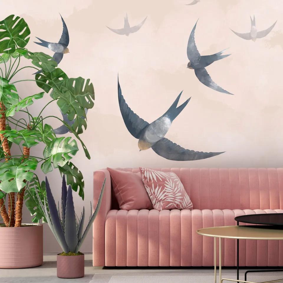 Fototapet - Adunare de rândunele - păsări în zbor pe cer roz și noros