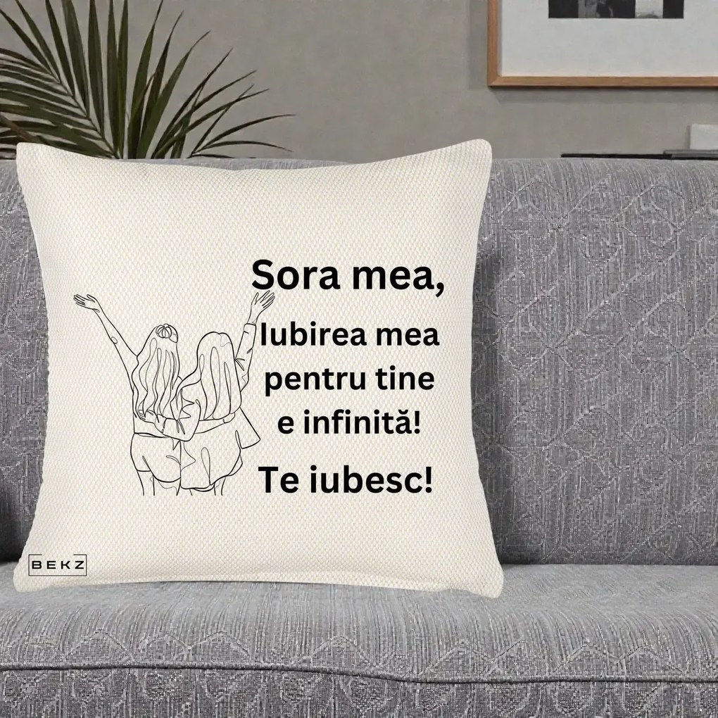 Cadou pentru Sora - Perna Personalizata Sora Mea Te Iubesc Line Art Doua Fete cu Brate Ridicate, 40x40 cm, Crem Reliefat, Husa Detasabila, Perna Inclusa, BEKZ®