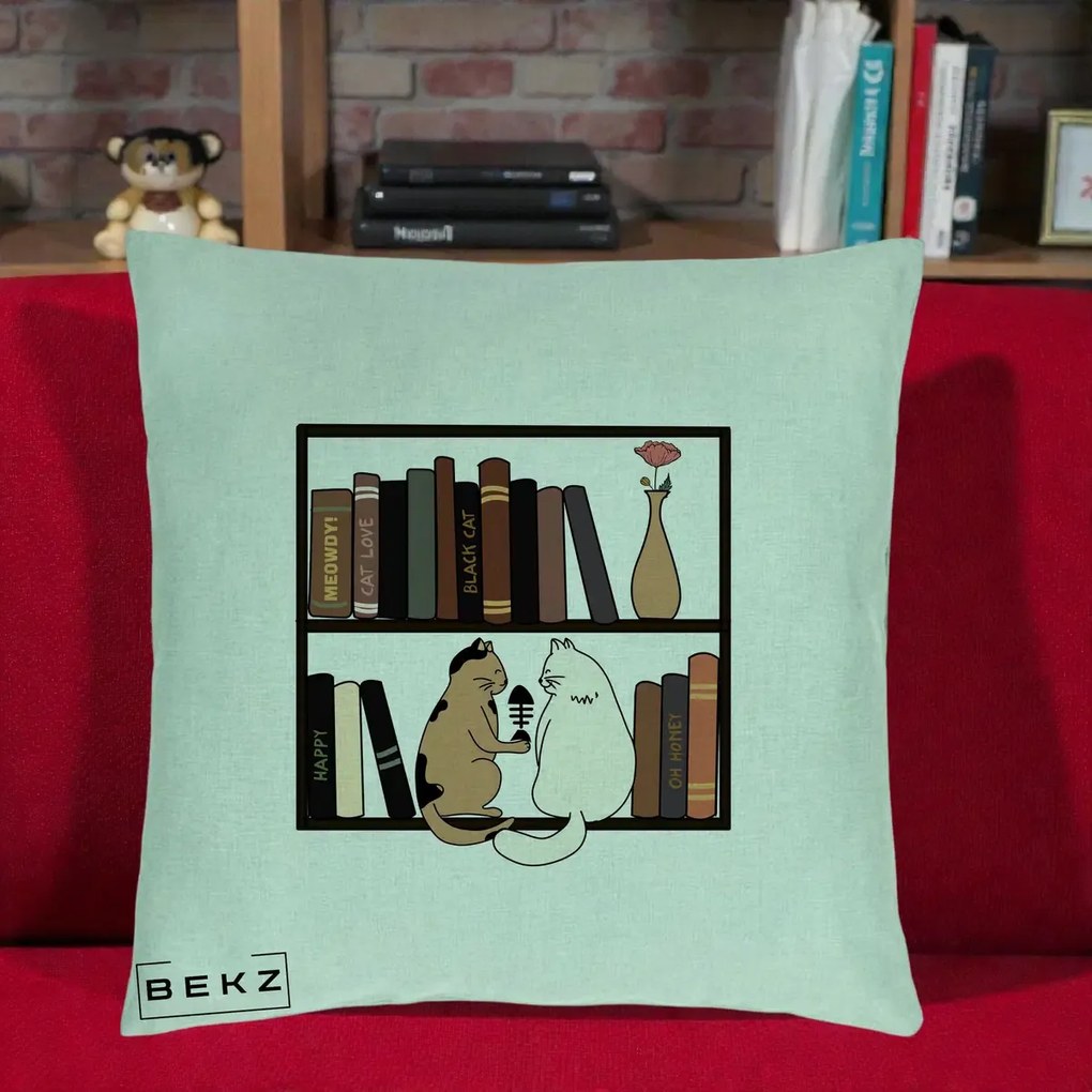 Perna Personalizata Pisici si Carti pe Raft, 40x40 cm, Verde Menta, Husa Detasabila, Perna Inclusa, BEKZ®
