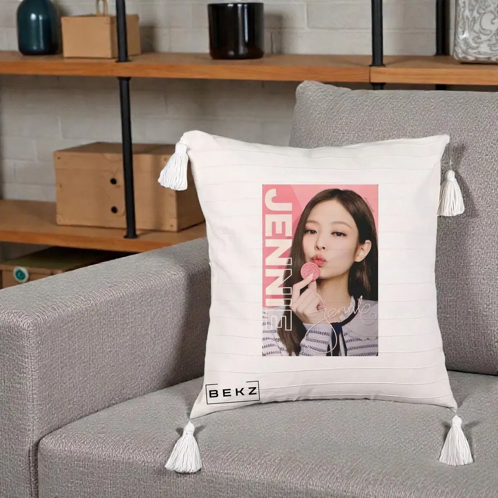 Perna Personalizata K-pop BLACKPINK Jennie cu Semnatura si Fond Roz, 40x40 cm, Bej cu Franjuri, Husa Detasabila, Perna Inclusa, BEKZ®