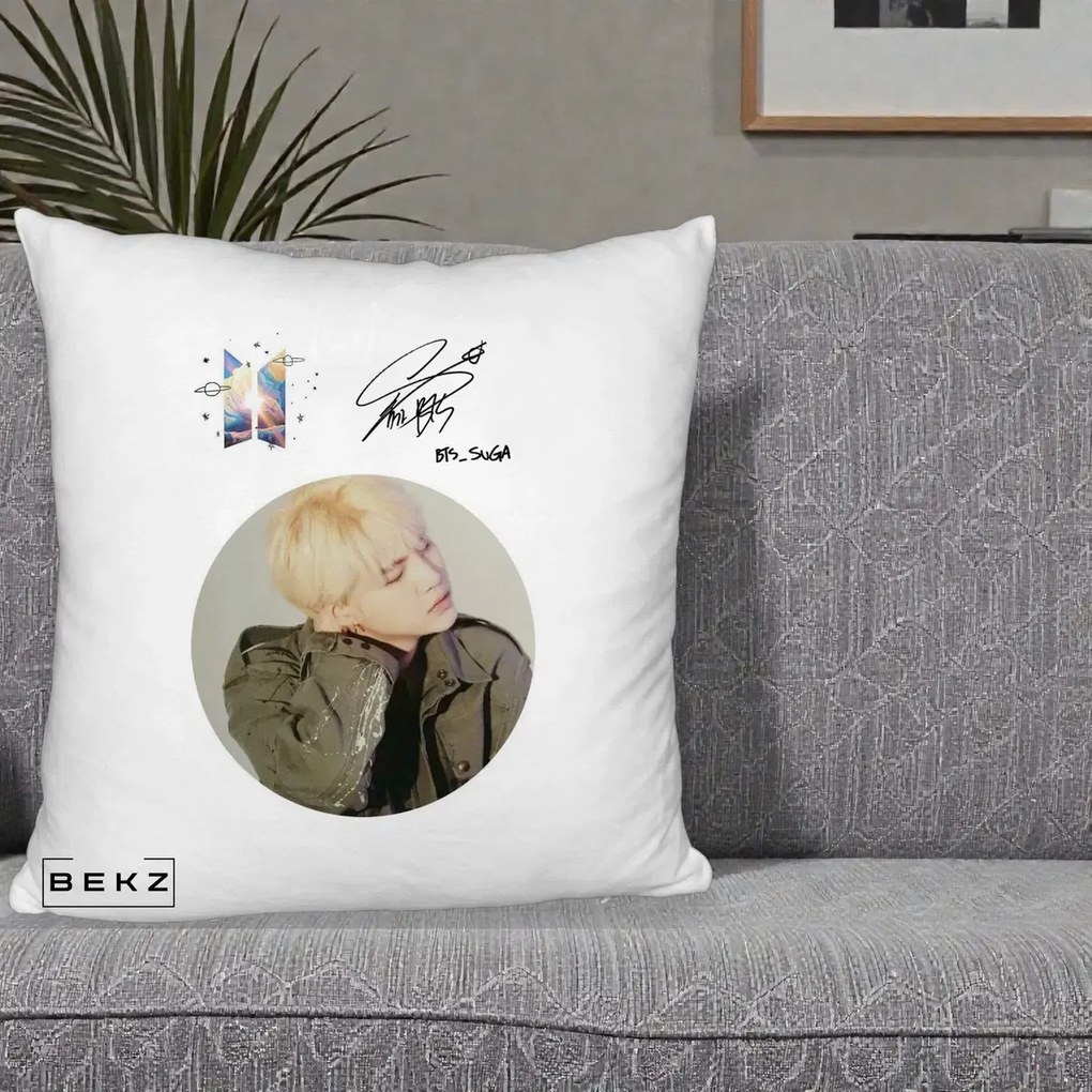 Perna Personalizata K-pop BTS Suga Portret cu Autograf, 40x40 cm, Alb Pufos, Husa Detasabila, Perna Inclusa, BEKZ®